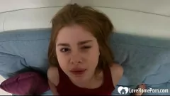 Jouer Adolescente assetata fa un deepthroat al grosso cazzo e ingoia la sborra