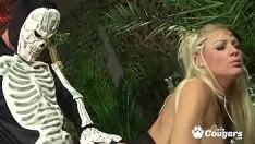Reproduzir Tribo africana cheia de homens fodidos por uma turista loira