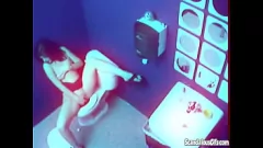 Redare Exhibiționistă seducatoare brunetă în degete uniforme în toaleta publică pentru plăcere voyeuristă