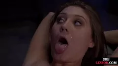 Redare Micuță dominată într-o sesiune intensă de BDSM cu lovitură, biciuire și pedeapsă prin sclavie