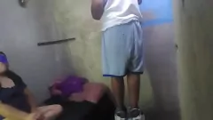 Reproducir Una sexy milf mexicana invita al pintor a su habitación para grabar un vídeo porno