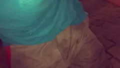 Jouer Une transexuelle avec un gros cul reçoit une BBC d'un gars de la rue et fait une pipe au milieu de la rue